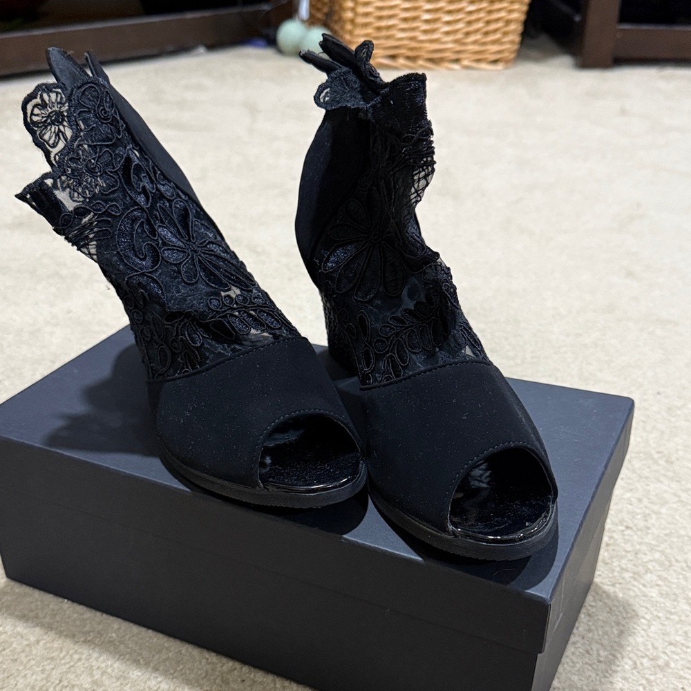 Elegant Black Lace Women's Shoes